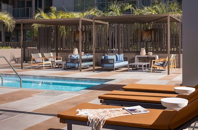 ニュー アップスケール ダウンタウン サンディエゴ ステイ クイーン ベッド プール サウナ