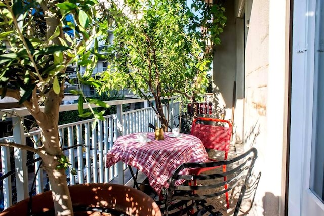 スペーシャス アパートメント ニア パルテノン フォー 6 パーソンズ