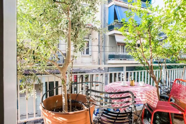 スペーシャス アパートメント ニア パルテノン フォー 6 パーソンズ