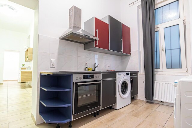 ラージ 5ベッドルーム セントラル フラット ニア オーガルテン