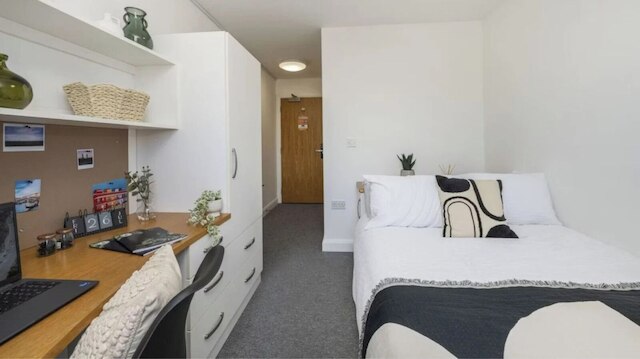 スチューデント オンリー リバーサイド マンチェスター