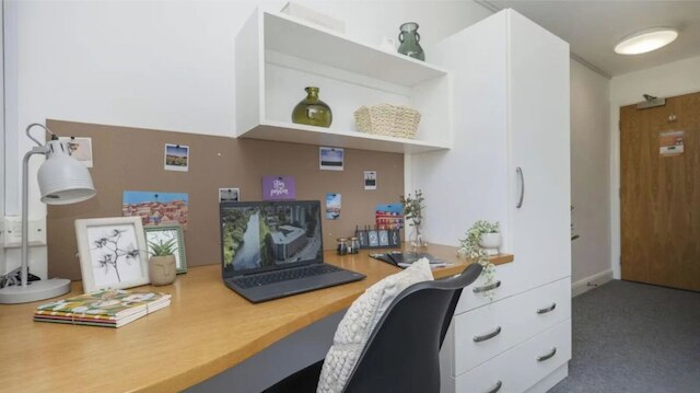 スチューデント オンリー リバーサイド マンチェスター