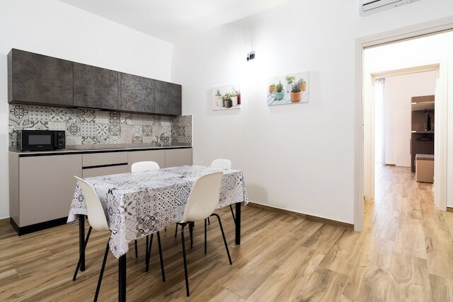 ニコラウス 204 - ブラウン & グレー ルームズ by ワンダフル イタリー