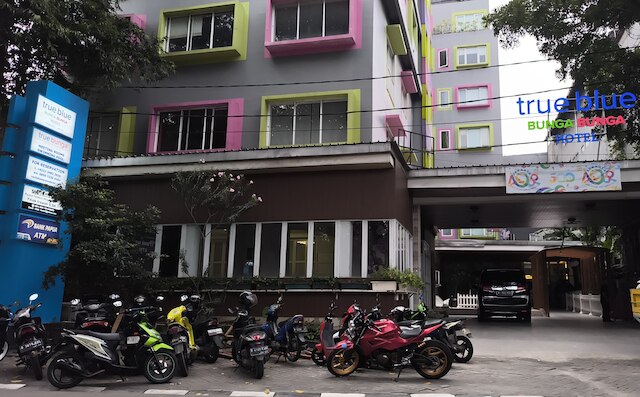 トゥルー ブルー ブンガ ブンガ ホテル パサール バル