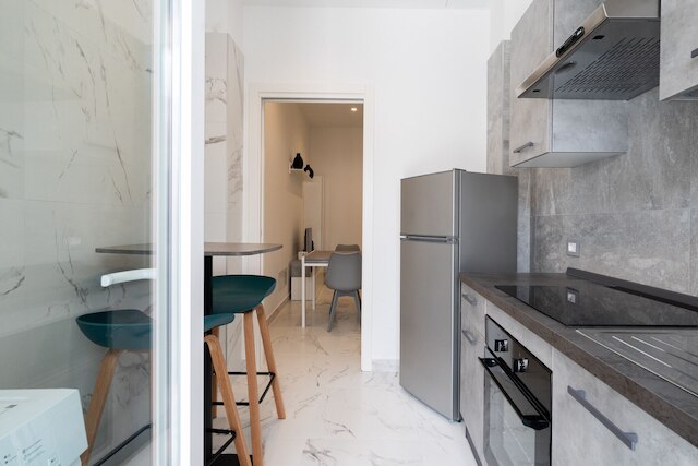 ザ アーバン ネスト ホワイト アンド グレー