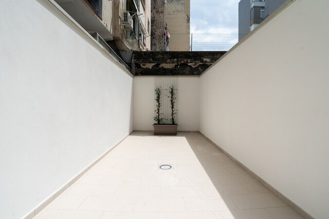 ザ アーバン ネスト ホワイト アンド グレー