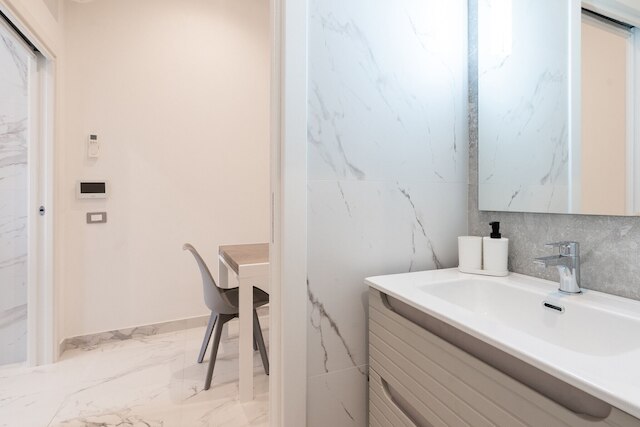 ザ アーバン ネスト ホワイト アンド グレー