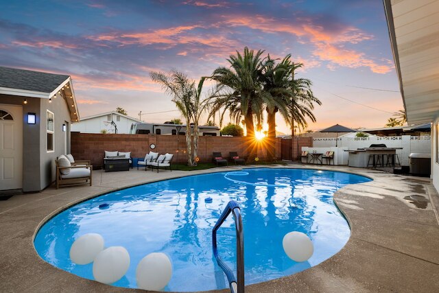 デザート オアシス リトリート プール スパ ゲームルーム