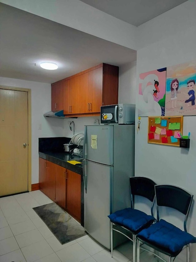 モダン コンド イン ケソンシティ ウィズ プライベートプール アンド シティビュー