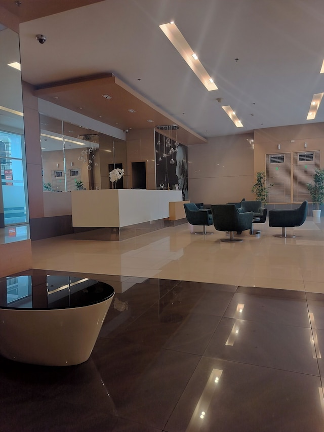 モダン コンド イン ケソンシティ ウィズ プライベートプール アンド シティビュー