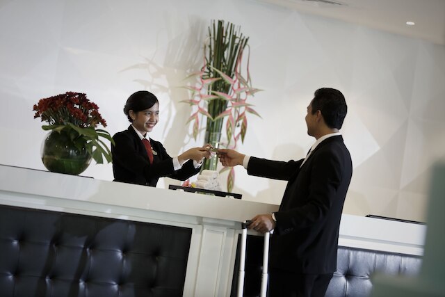 ホテル  サンティカ ケラパ ガディン