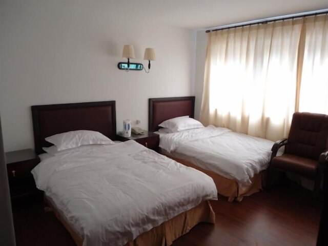 アディタヤ ホテル