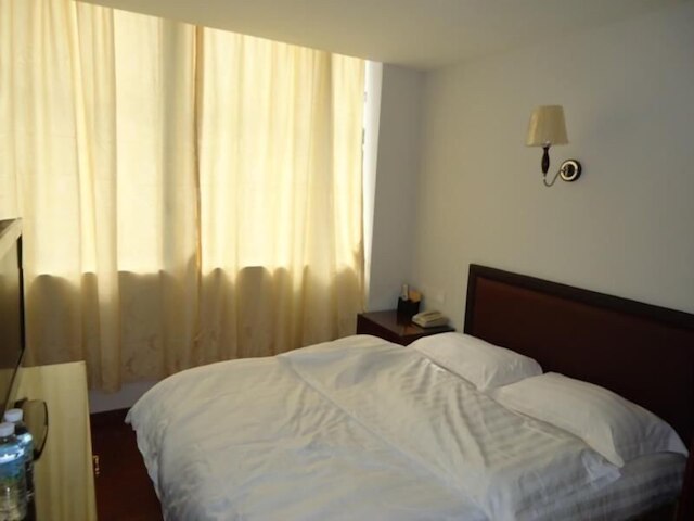 アディタヤ ホテル