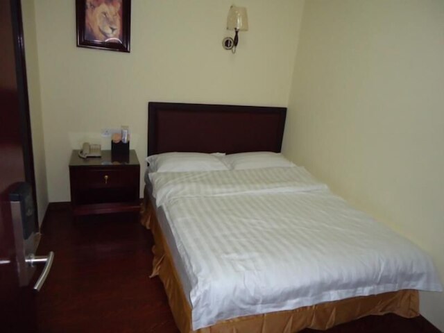 アディタヤ ホテル