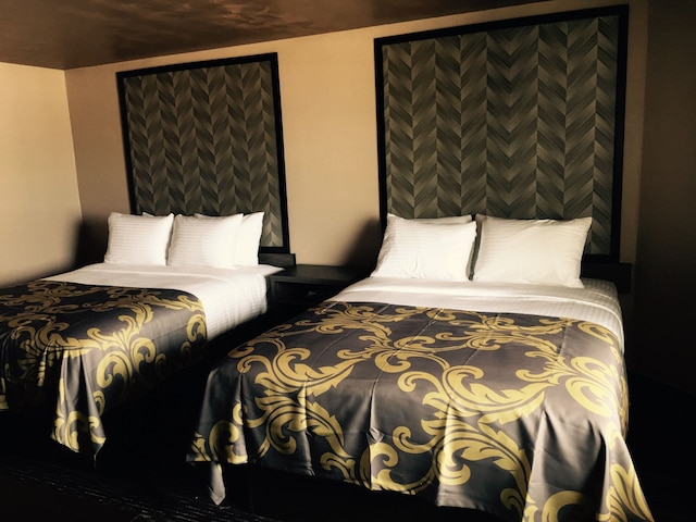 アーリヤ ホテル バイ ナイアガラ ファッション アウトレッツ