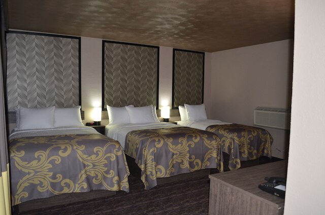 アーリヤ ホテル バイ ナイアガラ ファッション アウトレッツ