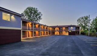 アーリヤ ホテル バイ ナイアガラ ファッション アウトレッツ