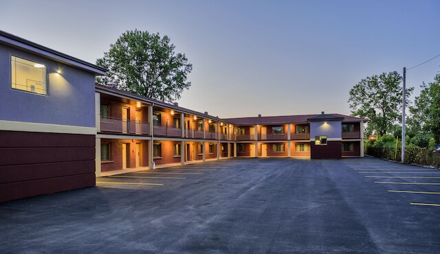 アーリヤ ホテル バイ ナイアガラ ファッション アウトレッツ