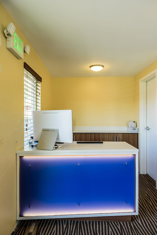 アーリヤ ホテル バイ ナイアガラ ファッション アウトレッツ