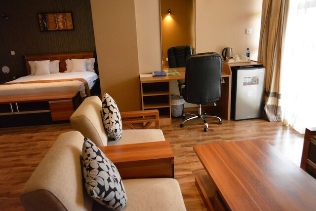 ウィ－ ホテル アンド スイーツ