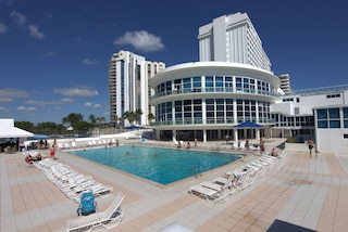 キャッスル ビーチ スイーツ バイ ミアレンタルズ