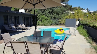 4 ベッドルーム セレブリティ ハウス ウィズ プール & シティ ビュー