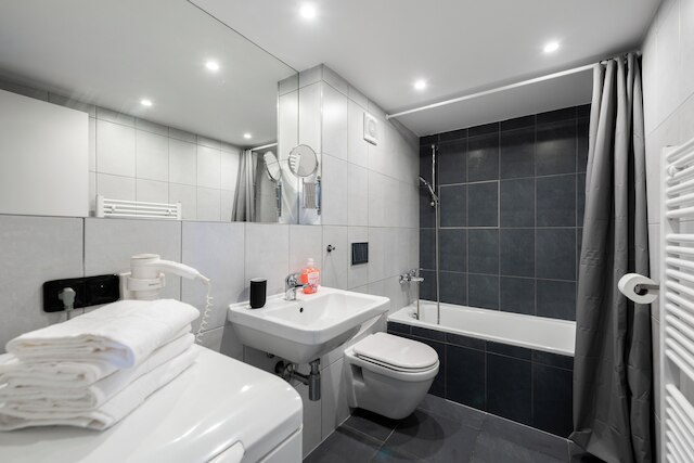 モダン ロフト ウィズ バルコニー クローズ トゥ センター