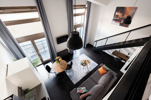 モダン ロフト ウィズ バルコニー クローズ トゥ センター