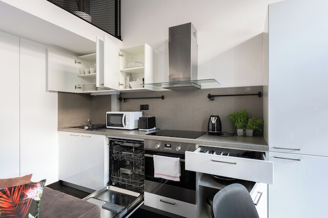 モダン ロフト ウィズ バルコニー クローズ トゥ センター