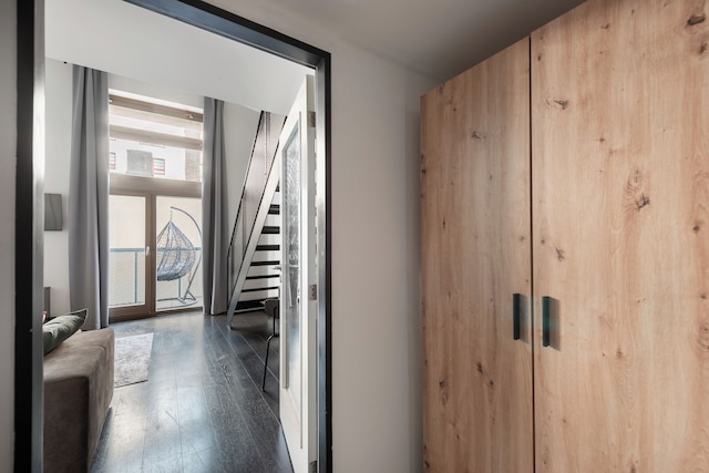 モダン ロフト ウィズ バルコニー クローズ トゥ センター