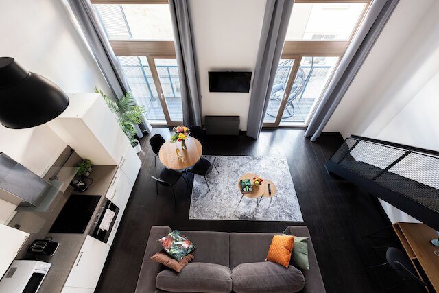 モダン ロフト ウィズ バルコニー クローズ トゥ センター