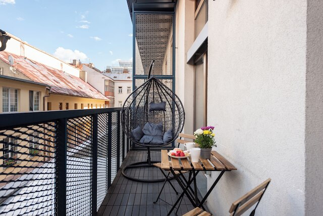 モダン ロフト ウィズ バルコニー クローズ トゥ センター