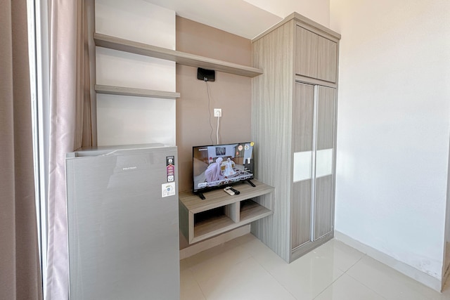 グッド ディール スタニング スタジオ (ノー キッチン) アット タマン メラティ スラバヤ アパートメント