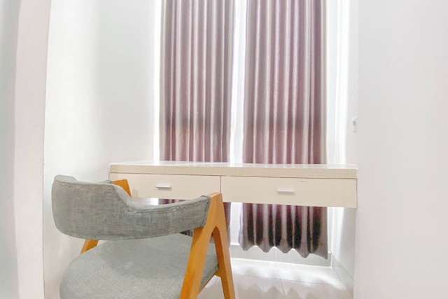 シンプル ホワイト スタジオ アパートメント アット ジ アルトン スマラン