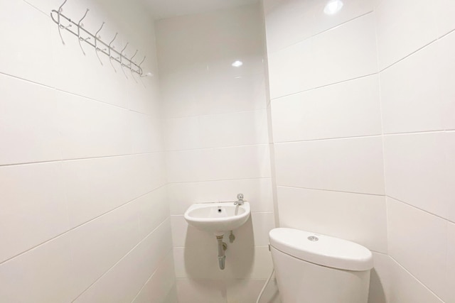 シンプル ホワイト スタジオ アパートメント アット ジ アルトン スマラン