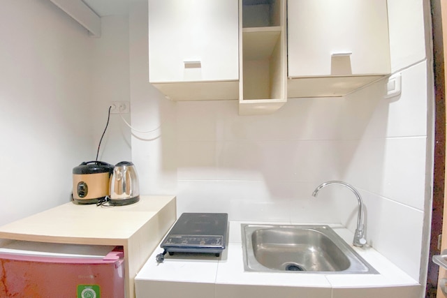 シンプル ホワイト スタジオ アパートメント アット ジ アルトン スマラン