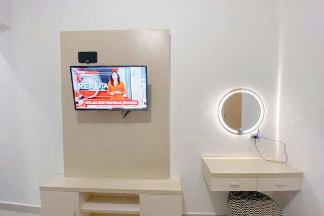 シンプル ホワイト スタジオ アパートメント アット ジ アルトン スマラン