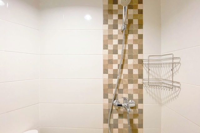 シンプル ホワイト スタジオ アパートメント アット ジ アルトン スマラン