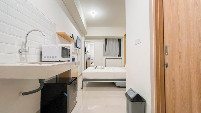 ベーシック スタジオ (ノー キッチン) ニア ウンハス バンダラヤ - タラサ シティ マカッサル アパートメント