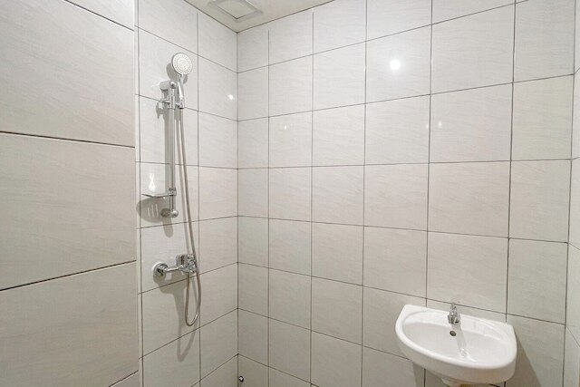 ミニマリスト スタジオ (ノー キッチン) ニア ウンハス バンダラヤ - タラサ シティ マカッサル アパートメント