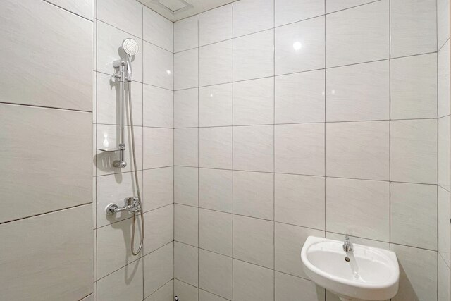 スタジオ ルーム (ノー キッチン) アパートメント ニア ウンハス バンダラヤ - タラサ シティ マカッサル