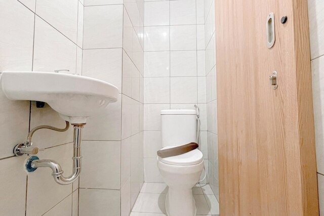 シンプル ニュートラル スタジオ (ノー キッチン) バンダラヤ - タラサ シティ マカッサル アパートメント