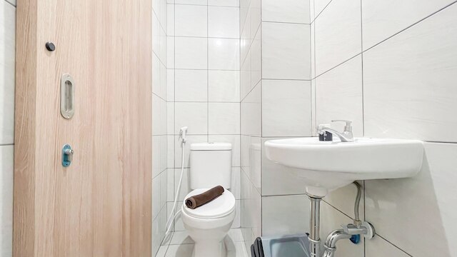 ホワイト スタジオ ルーム (ノー キッチン) アット バンダラヤ - タラサ シティ マカッサル アパートメント