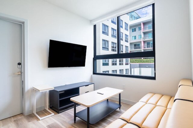 ウィズ スペーシャス モダン 3ベッドルーム イン ウィンウッド