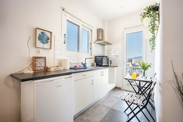 シック スタジオ イン ガジ ウォーク トゥ アクロポリス