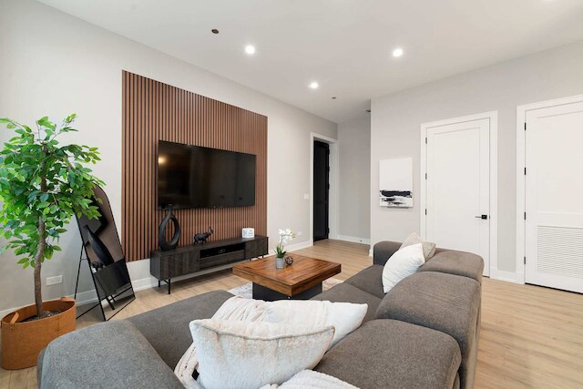 スペーシャス ブライト モダン ニュー ユニット イン トライ テイラー