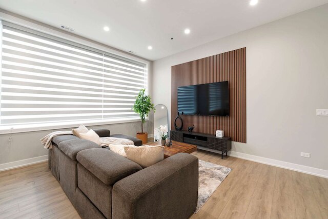 スペーシャス ブライト モダン ニュー ユニット イン トライ テイラー