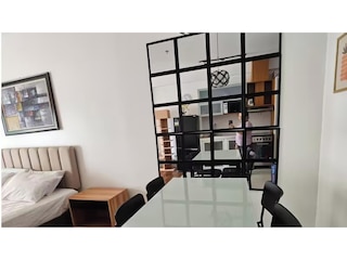 モダン アンド スペーシャス コンド イン ザ ハート オブ セブ シティ