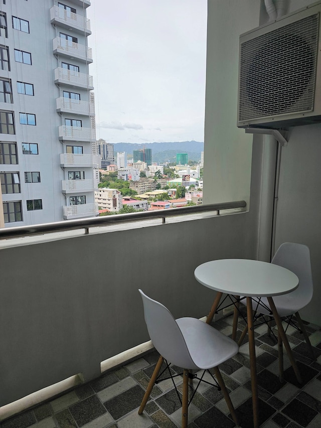 モダン アンド スペーシャス コンド イン ザ ハート オブ セブ シティ