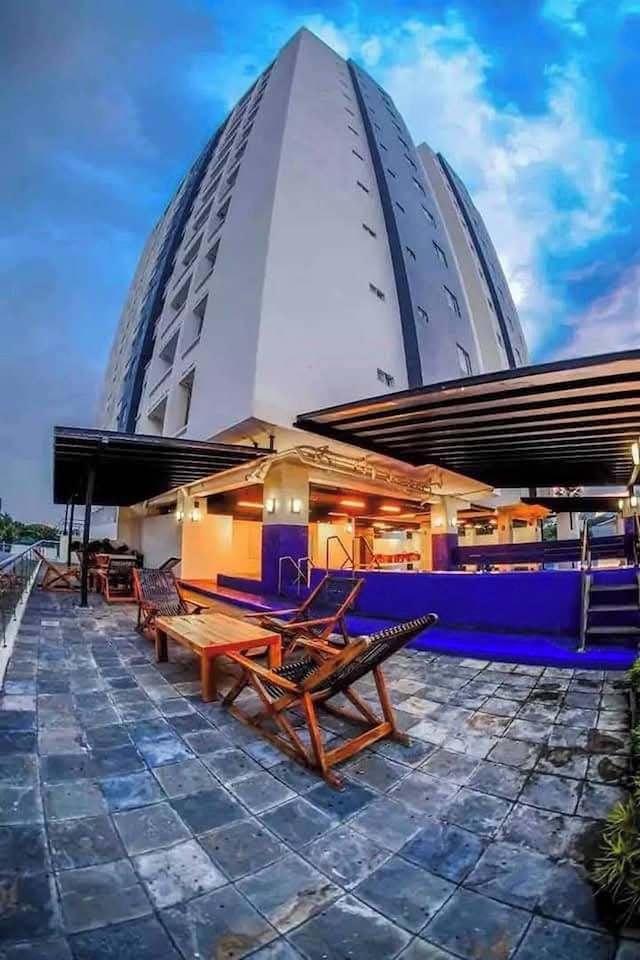 モダン アンド スペーシャス コンド イン ザ ハート オブ セブ シティ